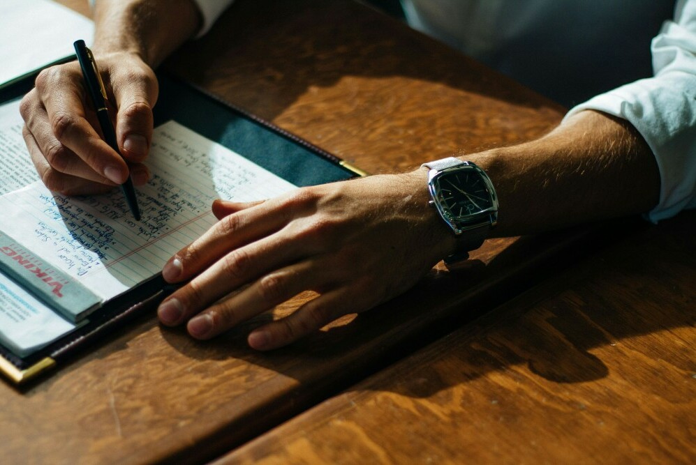 image of a court reporter taking notes in the courtroom.