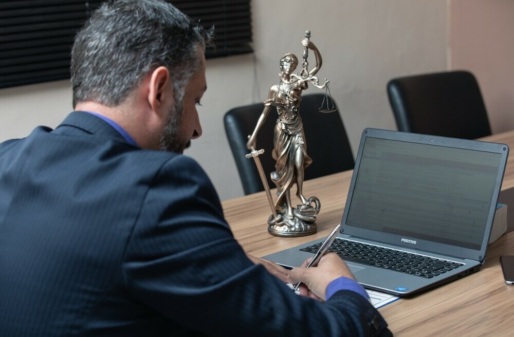 Image of defense attorney in the courtroom